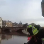 西方文明崩塌的前兆? 有人落水呼救, 英国人却只顾自拍, 见死不救!