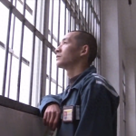 男子入狱11年无人探望,经常梦见大雪中一个女人抱着他,狱警为他找到失散30年亲生母亲