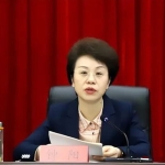 最美女州长钟阳：曝私生活糜乱，勒不紧裤腰带，连“第一颗扣子”都没扣好